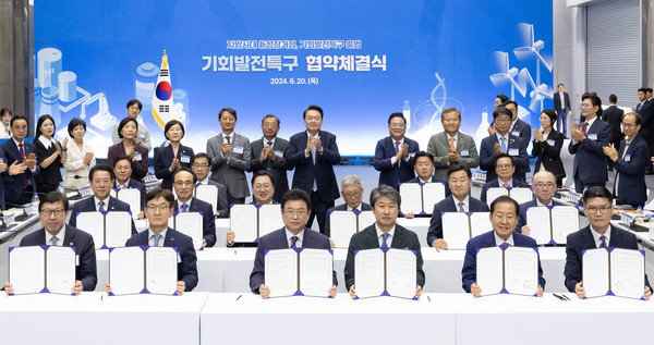 윤석열 대통령이 20일 경북 포항시 블루밸리산단 이차전지종합관리센터에서 열린 ‘기회발전특구 투자협약식’에 참석해 서명에 참여한 광역자치단체장, 지역 및 산업 선도 ‘앵커기업’ 대표들, 장관들과 기념촬영을 하고 있다.(사진=대통령실)