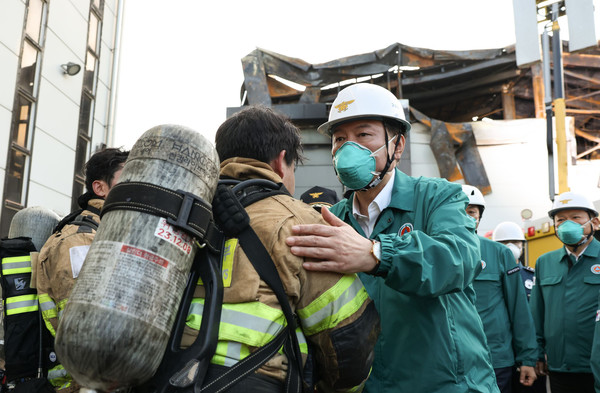 윤석열 대통령은 24일 경기도 화성시 배터리 제조공장에서 발생한 화재 현장을 방문해 피해 상황 및 대응 상황을 점검했다.(사진=대통령실)