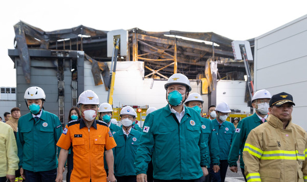 윤석열 대통령은 24일 경기도 화성시 배터리 제조공장에서 발생한 화재 현장을 방문해 피해 상황 및 대응 상황을 점검했다.(사진=대통령실)
