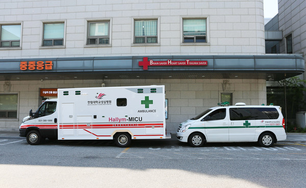중증환자 전담구급차(왼쪽)와 일반구급차(오른쪽) (사진=보건복지부)