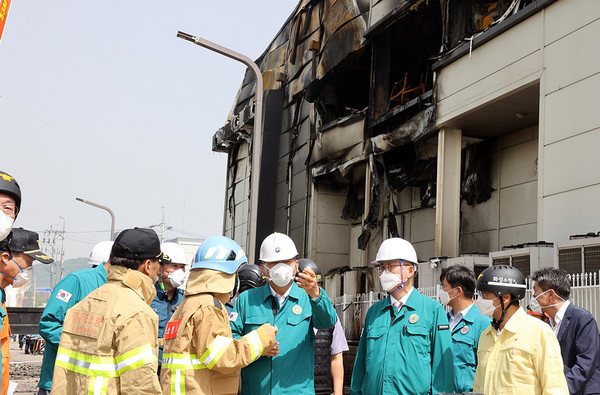 이상민 행정안전부 장관이 지난 6월 24일 경기도 화성시 서신면 소재 일차전지 제조 업체 공장의 화재 현장을 찾아 소방관들의 화재진압 활동 상황 등을 점검하고 있다. (사진=행정안전부)