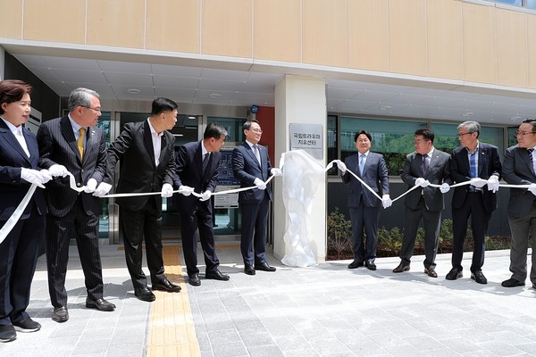 1일 광주시 서구에서 열린 국립트라우마 치유센터 출범식에서 고기동 행정안전부 차관 등 참석자들이 현판 제막을 하고 있다. (사진=행정안전부)