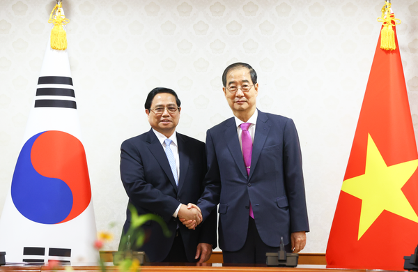 한덕수 국무총리가 2일 정부서울청사에서 열린 한-베트남 총리 회담에 앞서 팜 밍 찡 베트남 총리와 인사를 나누고 있다.(사진=국무조정실)