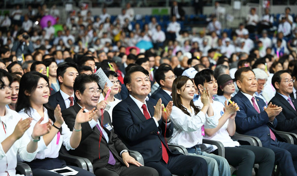 윤석열 대통령은 4일 인천 남동체육관에서 개최된 「한국자유총연맹 창립 제70주년 기념식」에 참석해 우리나라 자유민주주의 발전과 국가안보 수호에 앞장서 온 320만 회원들의 열정과 헌신을 격려했다. (사진=대통령실)