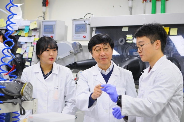 연구원들과 연구하는 박남규 성균관대 교수(가운데) (사진=과학기술정보통신부)