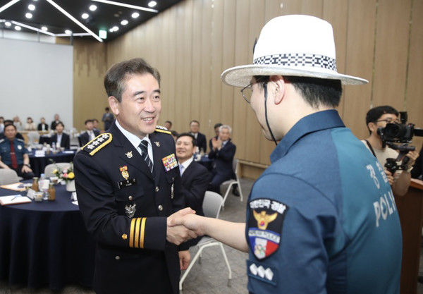 윤희근 경찰청장이 8일 ‘2024년 파리올림픽·패럴림픽 안전지원단’ 발대식에서 파견 경찰관을 격려하고 있다. (사진=경찰청)