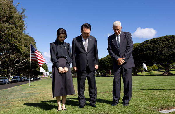 윤석열 대통령 부부가 8일(현지시간) 하와이 호놀룰루에 있는 태평양국립묘지를 찾아 참배하고 있다. (사진=대통령실)