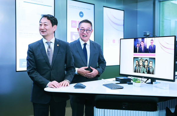 안덕근 산업통산자원부 장관(왼쪽)과 현신균 LG CNS 대표가 9일 LG사이언스파크 Gen AI Studio를 방문해 캐리커처 카메라 프로그램을 체험하고 있다.(사진=산업통상자원부)
