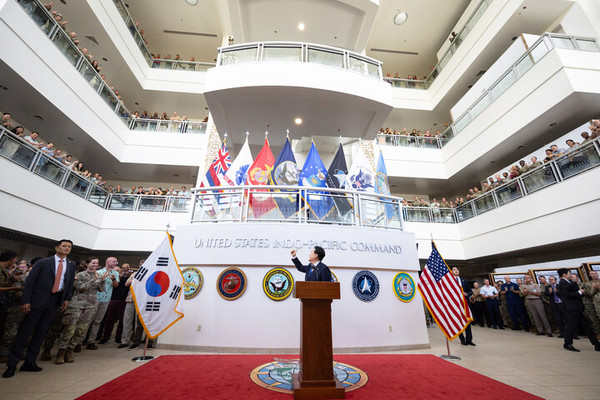 윤석열 대통령이 9일(현지시간) 미국 인도·태평양 사령부를 방문해 장병들에게 격려사를 한 뒤 엄지 손가락을 들어 보이고 있다. (사진=대통령실)