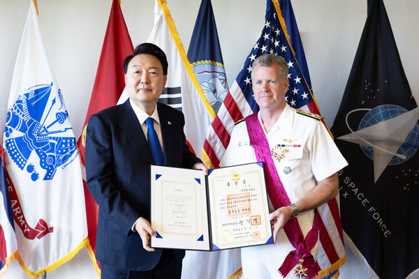 윤석열 대통령이 9일(현지시간) 사무엘 파파로 미국 인도·태평양 사령관에게 보국훈장 통일장을 수여한 뒤 기념촬영을 하고 있다. (사진=대통령실)