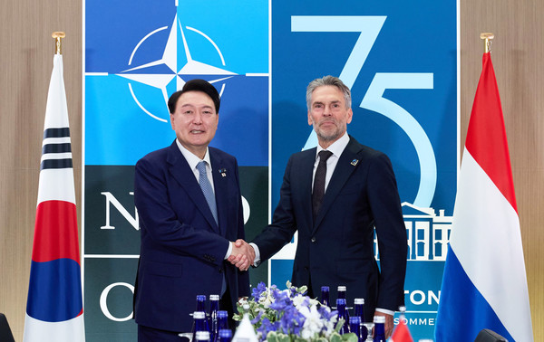 윤석열 대통령은 딕 스코프(Dick Schoof) 네덜란드 총리와 정상회담을 가졌다. (사진=대통령실)