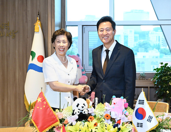 오세훈 서울시장이 15일 서울시청을 방문한 톈 샹리 중국 쓰촨성 정협주석과 기념사진을 촬영하고 있다. (사진=서울시)