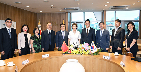 오세훈 서울시장이 15일 서울시청을 방문한 중국 쓰촨성 정협주석 대표단과 기념사진을 촬영하고 있다. (사진=서울시)