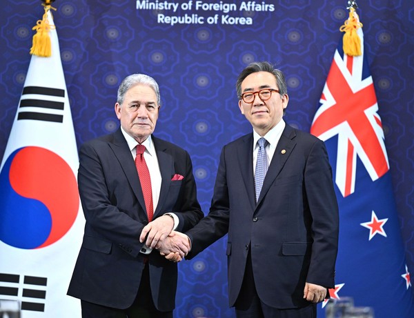 조태열 외교부 장관과 윈스턴 피터스 뉴질랜드 부총리 겸 외교장관이 15일 서울 외교부 청사에서 만나 악수하며 기념 촬영하고 있다. (사진=외교부)