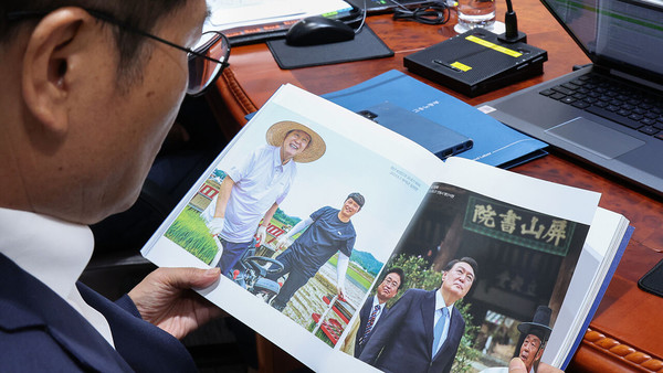 ‘대통령의 편지가 도착했습니다’ 포토에세이를 살펴보는 이정식 고용노동부 장관 (사진=대통령실기자단)