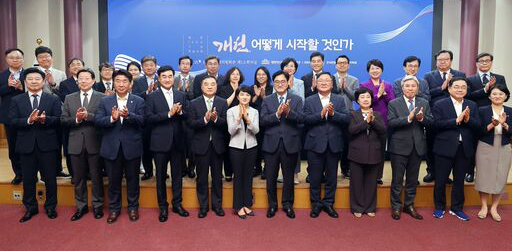 15일 국회의원회관 제1소회의실에서 국회사무처·한국헌법학회·한국정치학회 공동주최로 열린 ‘제헌 76주년 기념 학술대회’ 참석자들이 기념촬영을 하고 있다.(사진=국회)