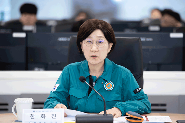 한화진 환경부 장관이 17일 서울 서초구 한강홍수통제소에서 영상회의를 통해 관계기관과 홍수예보 및 강우대처 상황점검회의를 주재하고 있다.(사진=환경부)