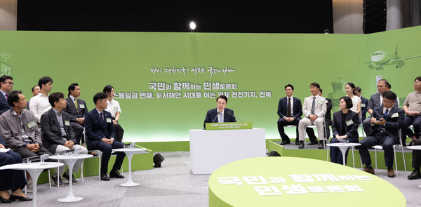 윤석열 대통령은 18일 전북 정읍 소재 JB그룹 아우름캠퍼스에서 ‘新서해안 시대를 여는 경제 전진기지, 전북’을 주제로 스물일곱 번째 ｢국민과 함께하는 민생토론회｣를 개최했다. (사진=대통령실)