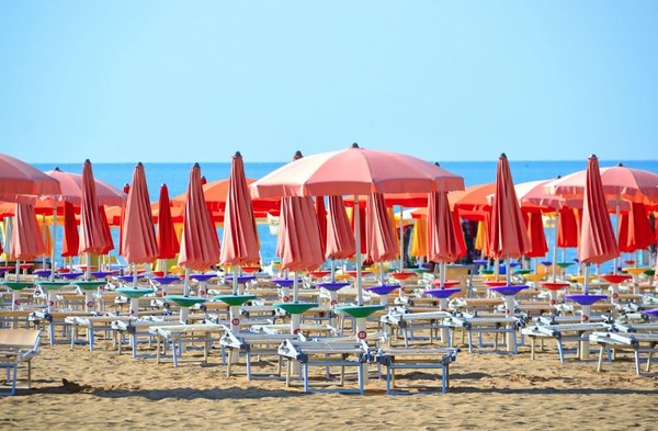 해변가에 설치 되어 있는 파라숄[사진=자료사진 픽사베이]