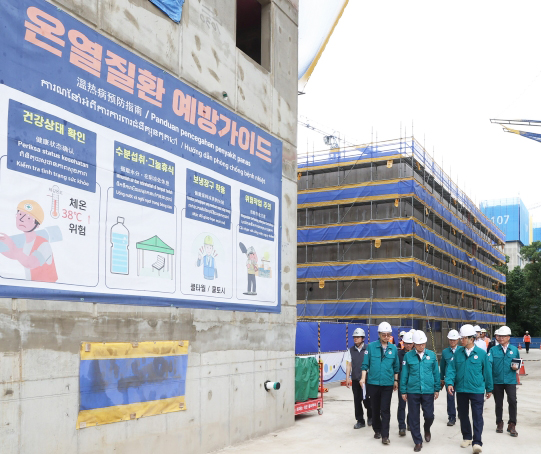 박상우 국토교통부 장관이 8월 1일 성남복정1 공공주택 사업 현장을 방문해 주택공급 현황을 점검하고 있다. (사진=국토교통부)