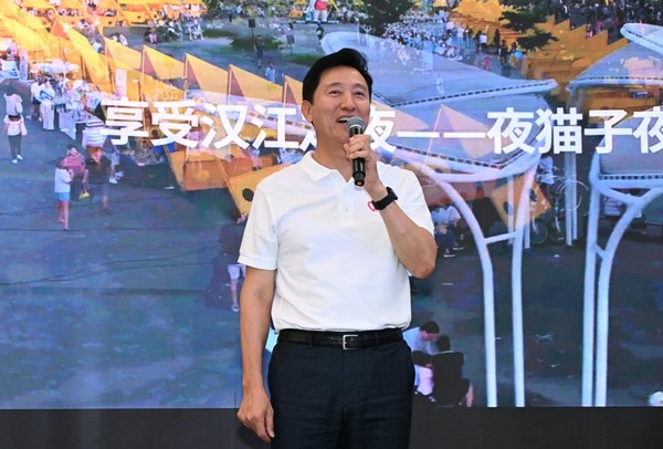 오세훈 서울시장이 지난 7월 31일(현지시간) 베이징 우커송 완다백화점 1층 중앙로비에서 진행된 서울 홍보프로모션 ‘SEOUL之樂 in BEIJING(서울지락 인 베이징)’을 찾아 베이징 시민들에게 서울의 매력을 소개하고 있다. (사진=서울시)