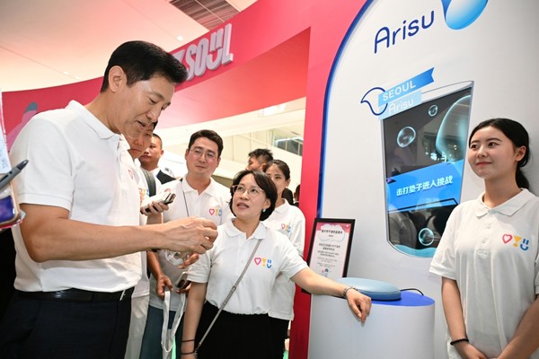 오세훈 서울시장이 지난 7월 31일(현지시간) 베이징 우커송 완다백화점 1층 중앙로비에서 진행된 서울 홍보프로모션 ‘SEOUL之樂 in BEIJING(서울지락 인 베이징)’을 찾아 아리수 홍보관을 둘러보고 있다. (사진=서울시)