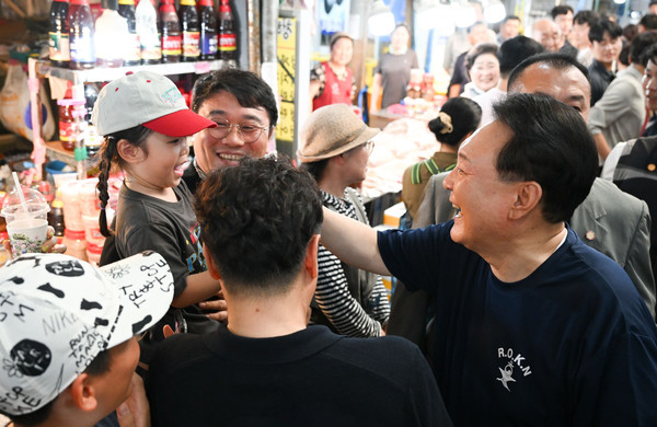 윤석열 대통령이 휴가 첫날인 5일 경남 통영중앙시장을 찾아 시민들과 인사하고 있다. (사진=대통령실)