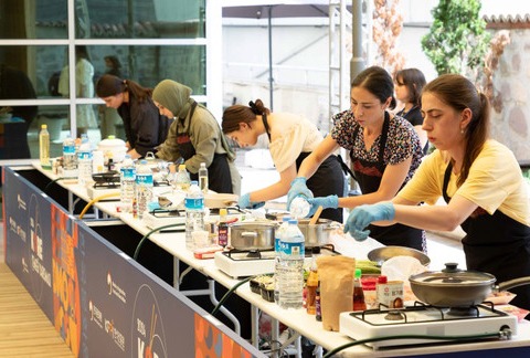 ‘한식요리 경연대회’에서 참가자들이 한국의 장을 활용한 요리를 만들고 있다.(사진=한식진흥원)