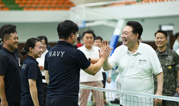 여름휴가를 맞아 경남 창원시 진해 해군기지에서 머물고 있는 윤석열 대통령이 7일 진해기지사령부체육관에서 족구 시합 중인 장병들을 격려하고 있다. (사진=대통령실)