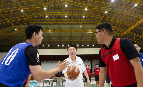 여름휴가를 맞아 경남 창원시 진해 해군기지에서 머물고 있는 윤석열 대통령이 7일 해군 및 해병대 장병들과 농구를 하고 있다. (사진=대통령실)
