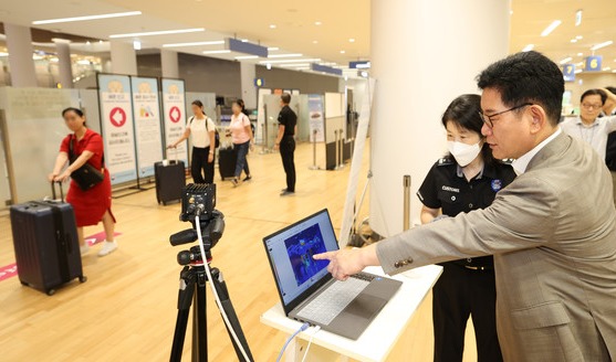 고광효 관세청장이 7일 멕시코발 여행자가 입국하는 새벽 시간대에 인천국제공항을 방문하여 세관의 검사 절차 등을 직접 점검하고 있다. (사진=관세청)