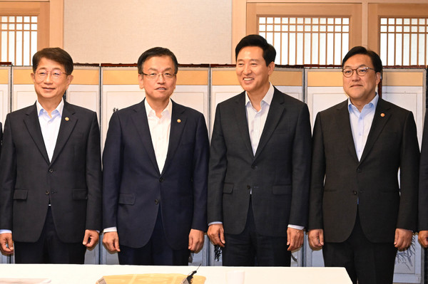 최상목 경제부총리가 8일 정부서울청사에서 ‘제8차 부동산 관계장관회의’를 주재하여 ‘국민 주거안정을 위한 주택공급 확대방안’을 논의했다. (왼쪽부터)박상우 국토교통부 장관, 최상목 경제부총리, 오세훈 서울시장, 김병환 금융위원장 (사진=기획재정부)