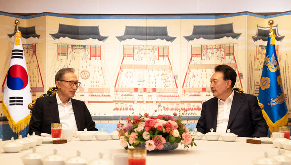 윤석열 대통령이 12일 서울 한남동 대통령 관저에서 이명박 전 대통령과의 만찬에서 환담을 나누고 있다.  (사진=대통령실)