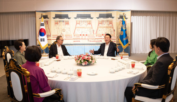 윤석열 대통령과 김건희 여사가 12일 서울 한남동 대통령 관저에서 이명박 전 대통령과 김윤옥 여사, 정진석 대통령 비서실장 부부와 만찬 자리를 갖고 있다. (사진=대통령실)