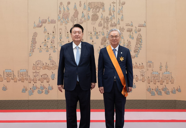 윤석열 대통령이 13일 서울 용산 대통령실 청사에서 열린 퇴임 대법관 훈장 수여식에서 김선수 전 대법관에게 청조근정훈장을 수여한 뒤 기념촬영을 하고 있다. (사진=대통령실)