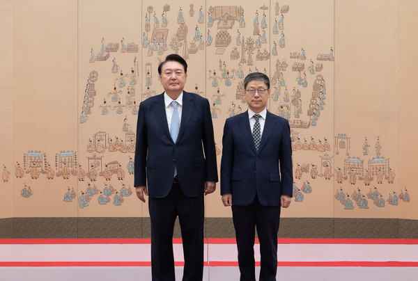 윤석열 대통령이 13일 서울 용산 대통령실 청사에서 열린 신임 대법관 임명장 수여식에서 노경필 대법관에게 임명장을 수여한 뒤 기념촬영을 하고 있다. (사진=대통령실)