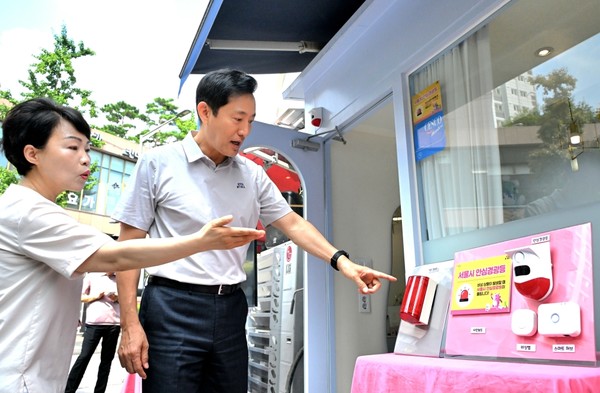 오전 서울 중구의 한 네일아트 업체를 찾은 오세훈 서울시장이 김선순 서울시 여성가족실장과 함께 점포에 설치된 안심경광등을 살펴보고 있다. (사진=서울시)