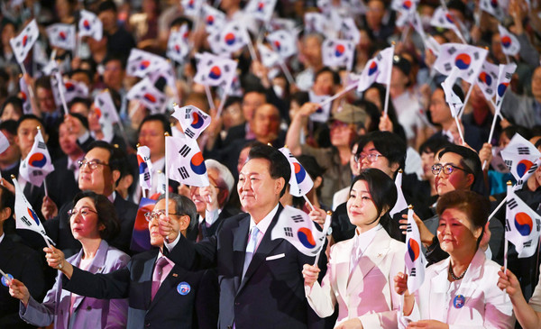 윤석열 대통령과 김건희 여사가 15일 서울 세종문화회관에서 열린 제79주년 광복절 경축식에서 태극기를 흔들고 있다. (사진=대통령실)