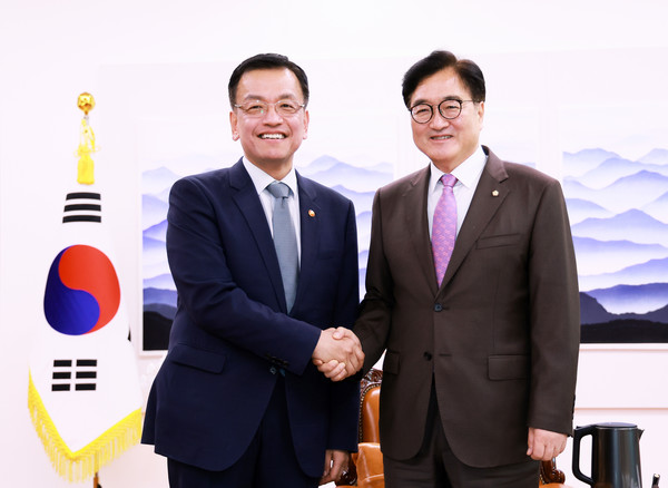 우원식 국회의장은 지난 16일 국회의장 집무실에서 최상목 경제부총리 겸 기획재정부장관을 접견했다. (사진=국회)