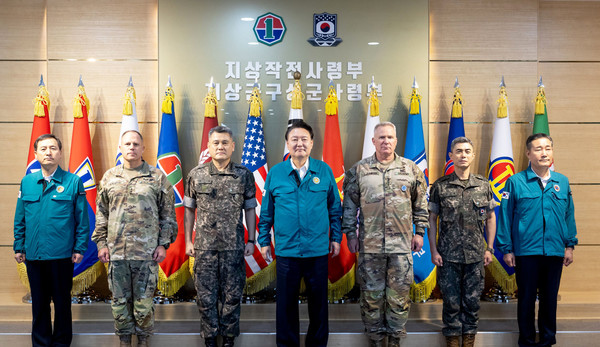 윤석열 대통령이 21일 경기도 용인시 지상작전사령부를 방문해 한미 지휘관들과 기념촬영을 하고 있다. (사진=대통령실)