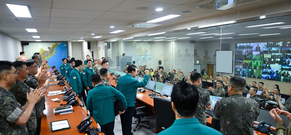 윤석열 대통령이 을지 자유의 방패(UFS·을지프리덤실드) 연습 사흘째인 21일 경기도 용인시 지상작전사령부를 방문해 전투작전본부 내 작전상황실에서 을지연습에 참가 중인 한미 장병들을 격려하고 있다. (사진=대통령실)