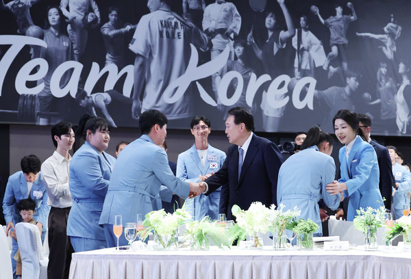 윤석열 대통령과 김건희 여사가 22일 서울 신라호텔에 열린 ‘2024 파리올림픽 선수단 격려 행사’에서 역도 박혜정 선수, 복싱 한순철 코치, 스포츠클라이밍 서채현 선수 등과 인사하고 있다. (사진=대통령실)