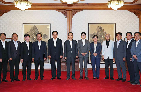 서울 종로구 총리공관에서 25일 열린 고위당정협의회에 앞서 한덕수 국무총리, 국민의힘 한동훈 대표, 정진석 대통령 비서실장 등 참석자들이 사진촬영을 하고 있다. (사진=국민의힘)