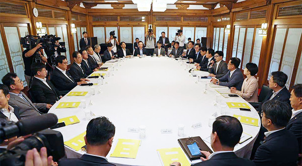 서울 종로구 총리공관에서 25일 열린 고위당정협의회에 참석한 한덕수 국무총리, 국민의힘 한동훈 대표, 정진석 대통령 비서실장 등 관계자들이 추석 민생안전 대책과 전기차 화재 안전관리 대책 등 민생 현안에 대해 논의하고 있다. (사진=국민의힘)