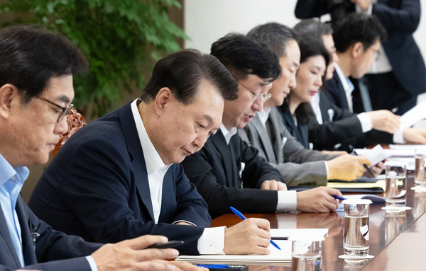 윤석열 대통령은 26일 용산 대통령실에서 제100차 수석비서관회의를 주재했다. (사진=대통령실)