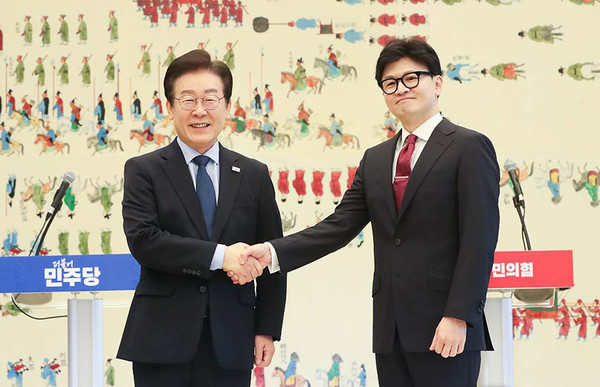 서울 여의도 국회 본관에서 9월 1일 열린 ‘국민의힘-더불어민주당 당 대표 회담’에 앞서 국민의힘 한동훈 당 대표와 이재명 더불어민주당 당 대표가 악수를 하고 있다. (사진=국민의힘)