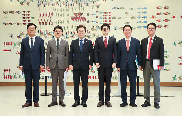 서울 여의도 국회 본관에서 9월 1일 열린 ‘국민의힘-더불어민주당 당 대표 회담’에 앞서 국민의힘 한동훈 당 대표와 이재명 더불어민주당 당 대표가 기념촬영을 하고 있다. 왼쪽부터 더불어민주당 조승래 수석대변인, 진성준 정책위의장, 이재명 대표, 국민의힘 한동훈 대표, 김상훈 정책위의장, 곽규택 수석대변인 (사진=국민의힘)