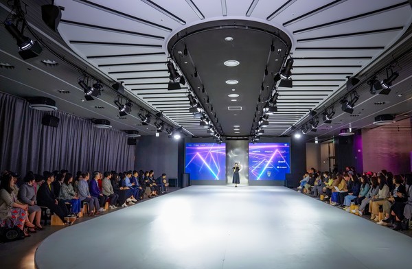 더블유팀이 시니어 모델 교육자를 양성하는 ‘시니어 모델 전문가 과정’을 9월부터 운영한다. (사진=더블유팀)