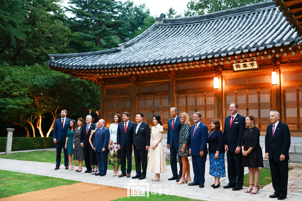 윤석열 대통령 부부는 9월 2일 한국을 방문 중인 빌 해거티(Bill Hagerty) 상원의원을 비롯한 美 연방 상원의원 7명과 그 배우자들을 청와대 상춘재에 초청하여 만찬을 갖고, 한미동맹 발전 방안에 대해 의견을 교환했다. (사진=대통령실)