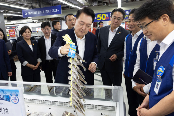 윤석열 대통령은 9월 3일 서울 도봉구 농협 하나로마트 창동점을 방문해 명절을 앞둔 시민들을 만나 장바구니 물가에 대한 시민들의 목소리를 듣고, 지난 8월 28일 발표한 추석 민생안정대책이 현장에서 원활하게 추진되고 있는지 점검했다. (사진=대통령실)